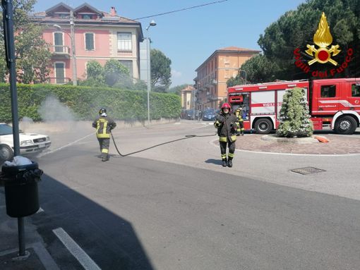 Auto in fiamme ad Arona