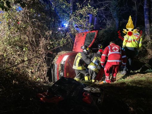 Auto si ribalta in un canale tra Sozzago e Terdobbiate