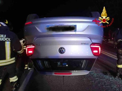 Incidente a Oleggio Castello, ragazza rimasta imprigionata all’interno dell’auto