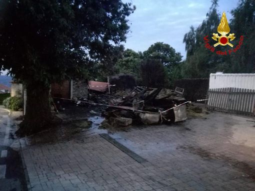 Incendio a Massino Visconti, a fuoco un magazzino  di un maneggio