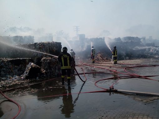 Incendio a Momo, a fuoco un deposito di stoccaggio della cartiera