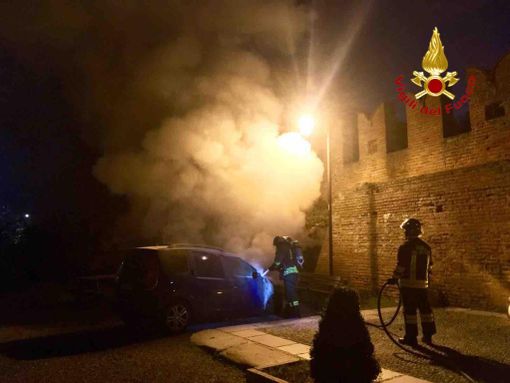 Auto avvolta dalle fiamme all’interno dello storico complesso dell’abbazia monumentale di San Nazzaro Sesia