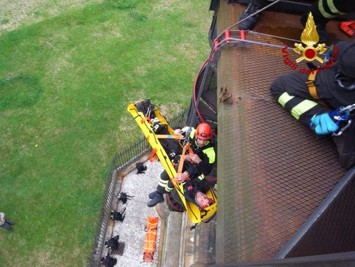 Spettacolare esercitazione per i Vigili del Fuoco dei nuclei SAF di Novara, Vercelli, Biella e Verbania Spettacolare esercitazione per i Vigili del Fuoco dei nuclei SAF di Novara, Vercelli, Biella e Verbania