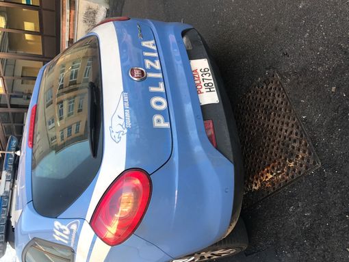 Per un litigio lancia giù dalle scale il cane del coinquilino