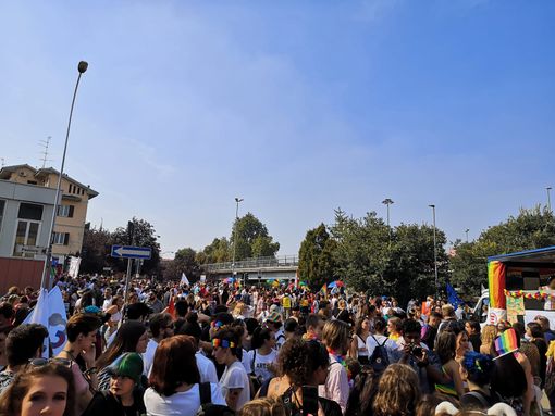 Grande partecipazione alla sfilata del Pride novarese Grande partecipazione alla sfilata del Pride novarese