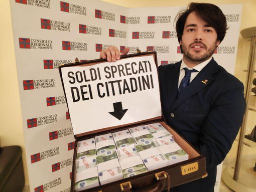 Città della Salute di Novara, in Consiglio regionale una valigetta piena di soldi per denunciare i soldi dei cittadini sprecati dalla politica