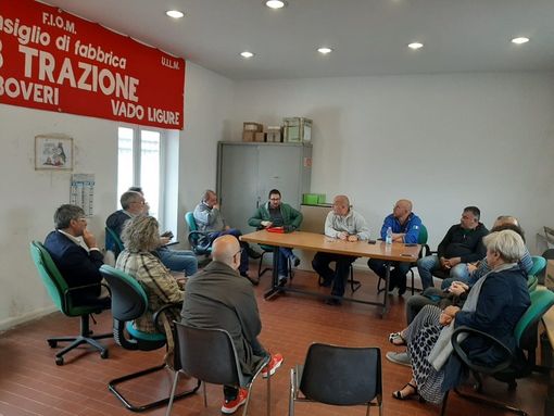 Cofferati in visita ai lavoratori Bombardier insieme ai candidati alle europee Branca e Amato (La Sinistra): "Senza una politica industriale non si può salvaguardare e rilanciare la fabbrica vadese" Cofferati in visita ai lavoratori Bombardier insieme ai candidati alle europee Branca e Amato (La Sinistra): "Senza una politica industriale non si può salvaguardare e rilanciare la fabbrica vadese"