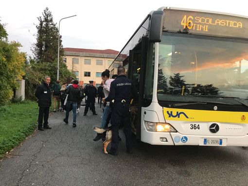Maxi controllo  sui bus degli studenti. Ma di droga (per fortuna) neppure l’ombra