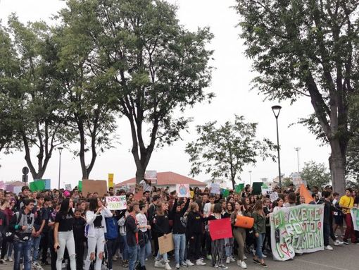 Novara: 2mila studenti sfilano al Fridaysforfuture