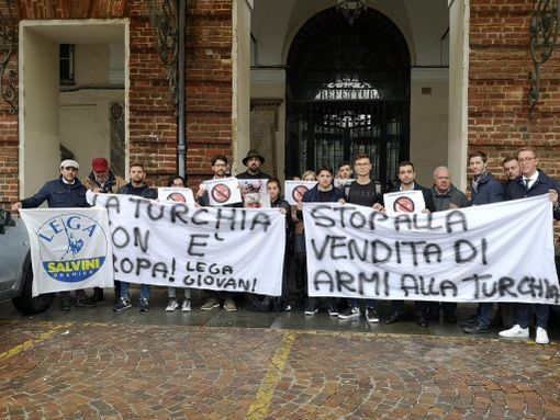 Sit-in giovani Lega Piemonte, Turchia fuori dalla Unione Europea. Presenti anche i consiglieri regionali Sit-in giovani Lega Piemonte, Turchia fuori dalla Unione Europea. Presenti anche i consiglieri regionali