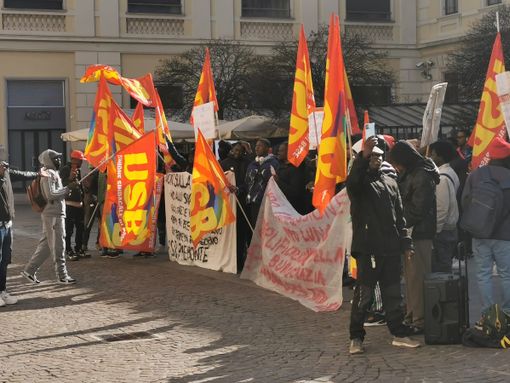 Immigrati in piazza a Novara protestano per lungaggini nei permessi di soggiorno Immigrati in piazza a Novara protestano per lungaggini nei permessi di soggiorno