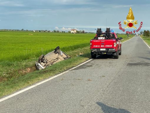 Auto finisce nel fossato, muore il conducente