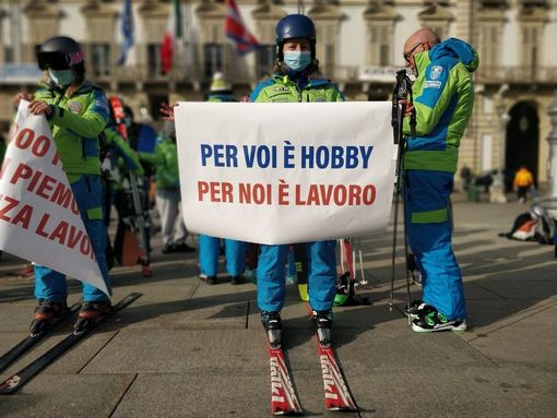 La protesta dei maestri di sci: “Con le piste chiuse dimezzati i nostri guadagni” [VIDEO]