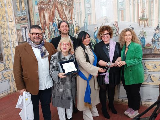Il passaggio testimone da Novara a Napoli città Metropolitana con consigliera delegata Ilaria Abagnale, il Sindaco di S. Antonio abate, Luca Nardi presidente dell’associazione Cor et Amor che promuove l’iniziativa, l’assessore Giulia Negri e il consigliere comunale Camillo Esempio.