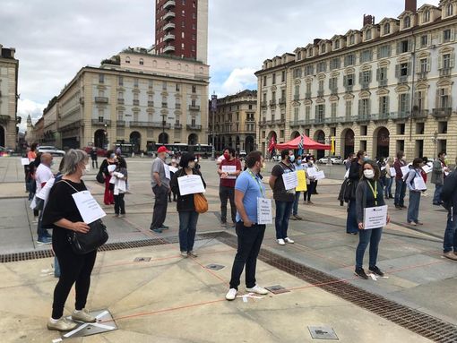 A Torino flashmob degli insegnanti: “A settembre come ripartiremo? Impossibile fare lezione così” [VIDEO]