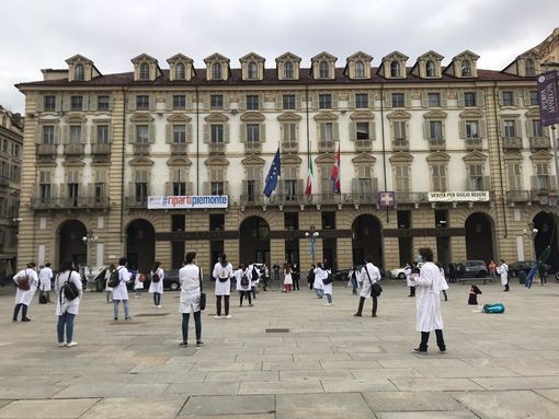 Scende in piazza la rabbia dei medici specializzandi: “Siamo lavoratori solo quando bisogna coprire i turni, pretendiamo rispetto” [FOTO e VIDEO]