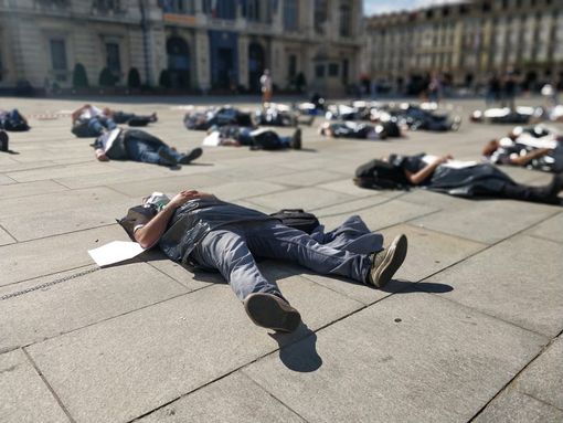 A Torino gli infermieri si incatenano davanti alla Regione: “Gli eroi sono stati dimenticati” [VIDEO e FOTO]