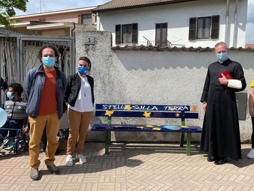 Un altra panchina è stata inaugurata a Cameri Un altra panchina è stata inaugurata a Cameri