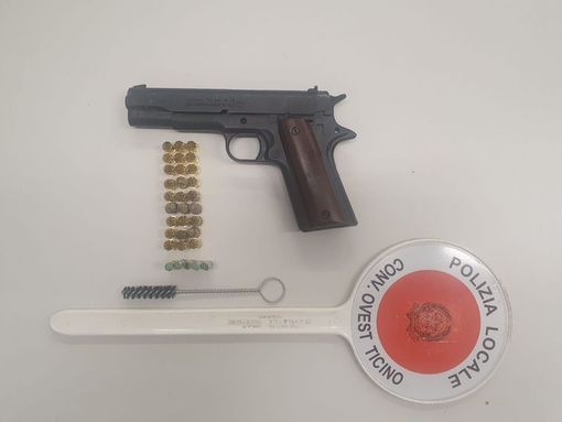 Atuo ribaltata a Trecate, la Polizia Locale rinviene una pistola