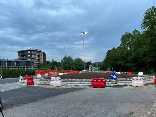 Procedono i lavori della rotonda di Arona dopo il periodo di prova Procedono i lavori della rotonda di Arona dopo il periodo di prova