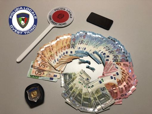 Trecate, il cane della Polizia Locale fiuta la droga nell'auto: 25enne marocchino denunciato Trecate, il cane della Polizia Locale fiuta la droga nell'auto: 25enne marocchino denunciato