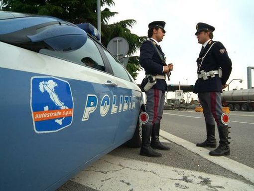 Un anno con la Polizia Stradale, contestate oltre 143 mila infrazioni nel 2019 appena terminato. In calo le vittime dovute ad incidenti Un anno con la Polizia Stradale, contestate oltre 143 mila infrazioni nel 2019 appena terminato. In calo le vittime dovute ad incidenti