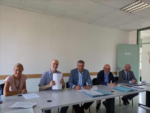 Foto dell'accordo siglato nella sede dell'Assessorato regionale alla Sanità Foto dell'accordo siglato nella sede dell'Assessorato regionale alla Sanità