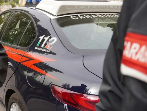 Cerano, fuga nei boschi e tuffo nella roggia: giovane arrestato per spaccio