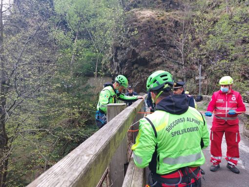Difficile e complesso il recupero del corpo dell'uomo che si è gettato dal ponte Casletto