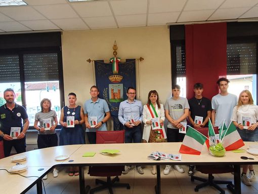 Donata la Costituzione ai diciottenni di Momo Donata la Costituzione ai diciottenni di Momo