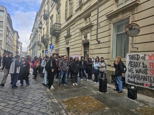 La protesta di alcuni borsisti Edisu davanti alla Regione La protesta di alcuni borsisti Edisu davanti alla Regione