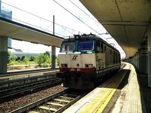 Treni, rallentamenti sulla Torino-Novara per un problema tecnico alla linea elettrica