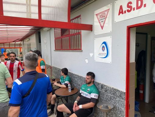 &quot;Negro di m....&quot;: un tifoso insulta l'arbitro e lui sospende la partita