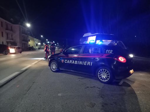 Danneggia decine di auto e punta un fucile contro i Carabinieri, arrestato un cittadino svizzero