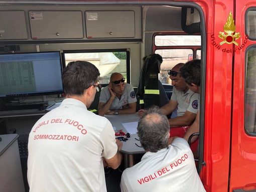 Barca ribaltata a Lisanza, ripartite le operazioni per recuperare il relitto FOTO Barca ribaltata a Lisanza, ripartite le operazioni per recuperare il relitto FOTO