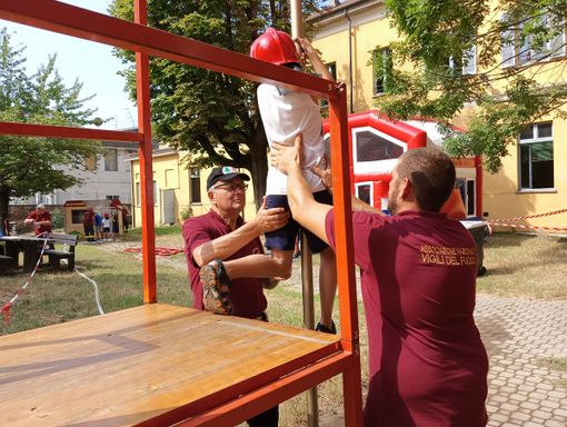 Grande festa al centro estivo dell’oratorio di Lumellogno con la visita del vescovo Brambilla