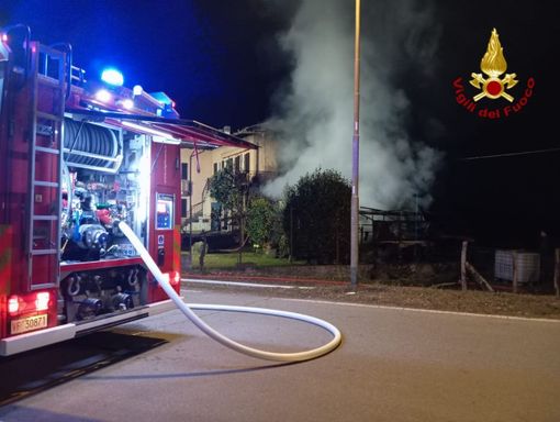 Incendio a Pisano: vigili del fuoco intervengono per domare le fiamme Incendio a Pisano: vigili del fuoco intervengono per domare le fiamme