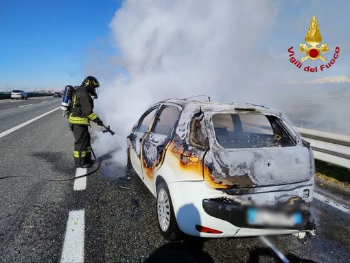 Auto in fiamme sulla A4: intervento dei Vigili del Fuoco di Novara Auto in fiamme sulla A4: intervento dei Vigili del Fuoco di Novara