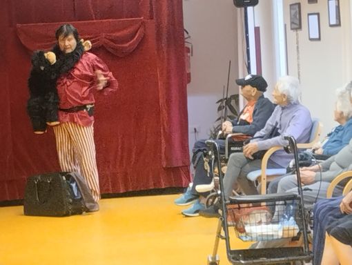 Ritornare bambini con i burattini: in scena alla Rsa “M. squarini” di Momo il ventriloquo Demetrio Bazzotti Ritornare bambini con i burattini: in scena alla Rsa “M. squarini” di Momo il ventriloquo Demetrio Bazzotti