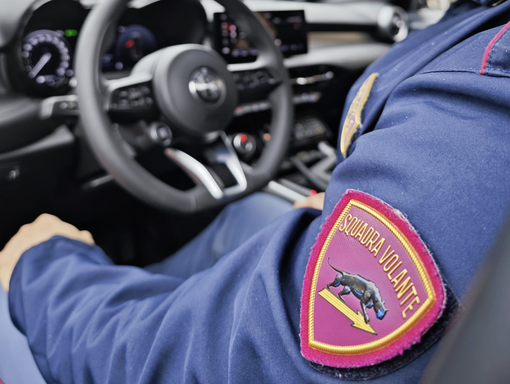 Ruba in un supermercato e minaccia i dipendenti con tronchese e bottiglia: fermato un 49enne a Novara