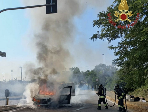 Novara, furgone in fiamme in via delle Americhe