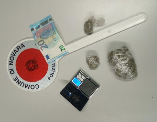 Spacciava nel parchetto, doppia denuncia per un ventenne