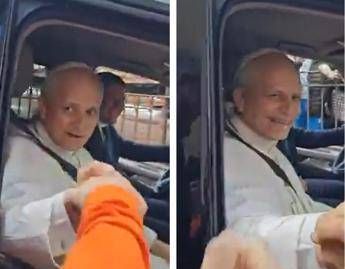 Papa Leone XIV, il saluto al tifoso: "Forza Roma" - Video Papa Leone XIV, il saluto al tifoso: "Forza Roma" - Video