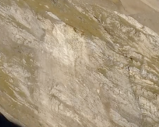 Ancora scariche di sassi sulla zona franata, troppo pericoloso operare in zona per recuperare il corpo di Matteo VIDEO Ancora scariche di sassi sulla zona franata, troppo pericoloso operare in zona per recuperare il corpo di Matteo VIDEO