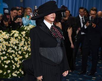 Rihanna incinta, l'annuncio con pancione al Met Gala Rihanna incinta, l'annuncio con pancione al Met Gala