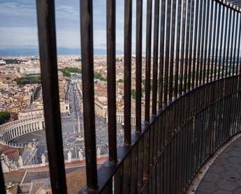 Conclave, maxi piano sicurezza: agenti in campo e sistemi anti drone, le misure prima e dopo la fumata bianca Conclave, maxi piano sicurezza: agenti in campo e sistemi anti drone, le misure prima e dopo la fumata bianca