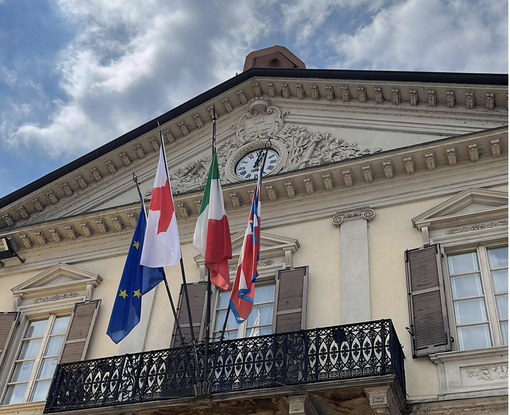 Giornata mondiale della croce rossa: una bandiera esposta per ringraziare i volontari trecates Giornata mondiale della croce rossa: una bandiera esposta per ringraziare i volontari trecates