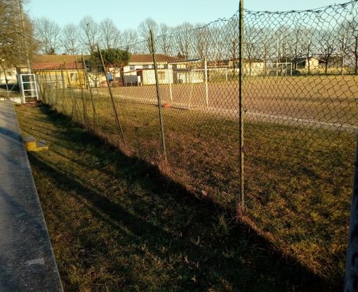 Trecate: iniziati i lavori di sostituzione della rete del campo da calcio di via Incasate