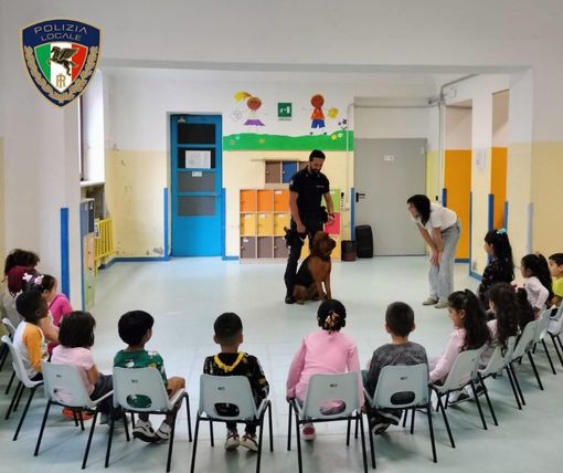 I bambini della scuola dell’infanzia “Garzoli” a lezione di educazione stradale con la polizia locale