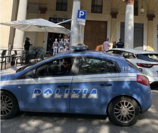 Risse, alcol a minori e lavoratori in nero, chiuso dalla Questura il bar Vip dei portici di via XX Settembre